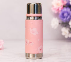 Premium Stainless Steel Water Bottle 550ml – Double Wall Vacuum Insulated Floral Flask | Hot & Cold Thermos with Cup Lid | BPA-Free Leak-Proof Bottle for Travel, Office & Gym (Random Color)